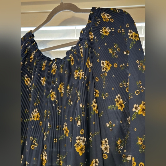 🆕️Max Edition Size M Blue With Yellow Flowers Pleated Blouse Retails @ $98 - Picture 7 of 10